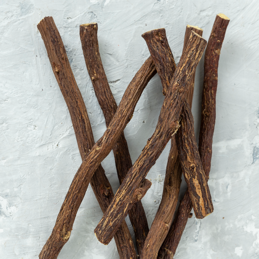 Radice di liquirizia utilizzata come lassativo naturale per favorire la regolarità intestinale e lenire le mucose digestive