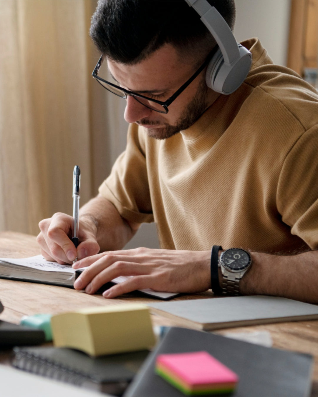Uomo concentrato mentre studia, simbolo dei benefici cognitivi della Fosfatidilserina sul focus e la memoria
